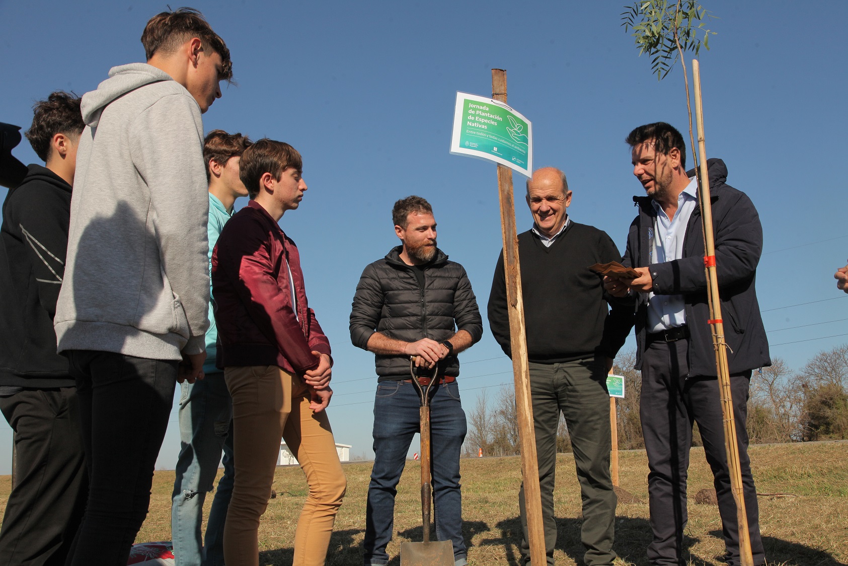 Durante la visita de Corredores Viales a Pehuajó se plantaron 50 aguaribay.