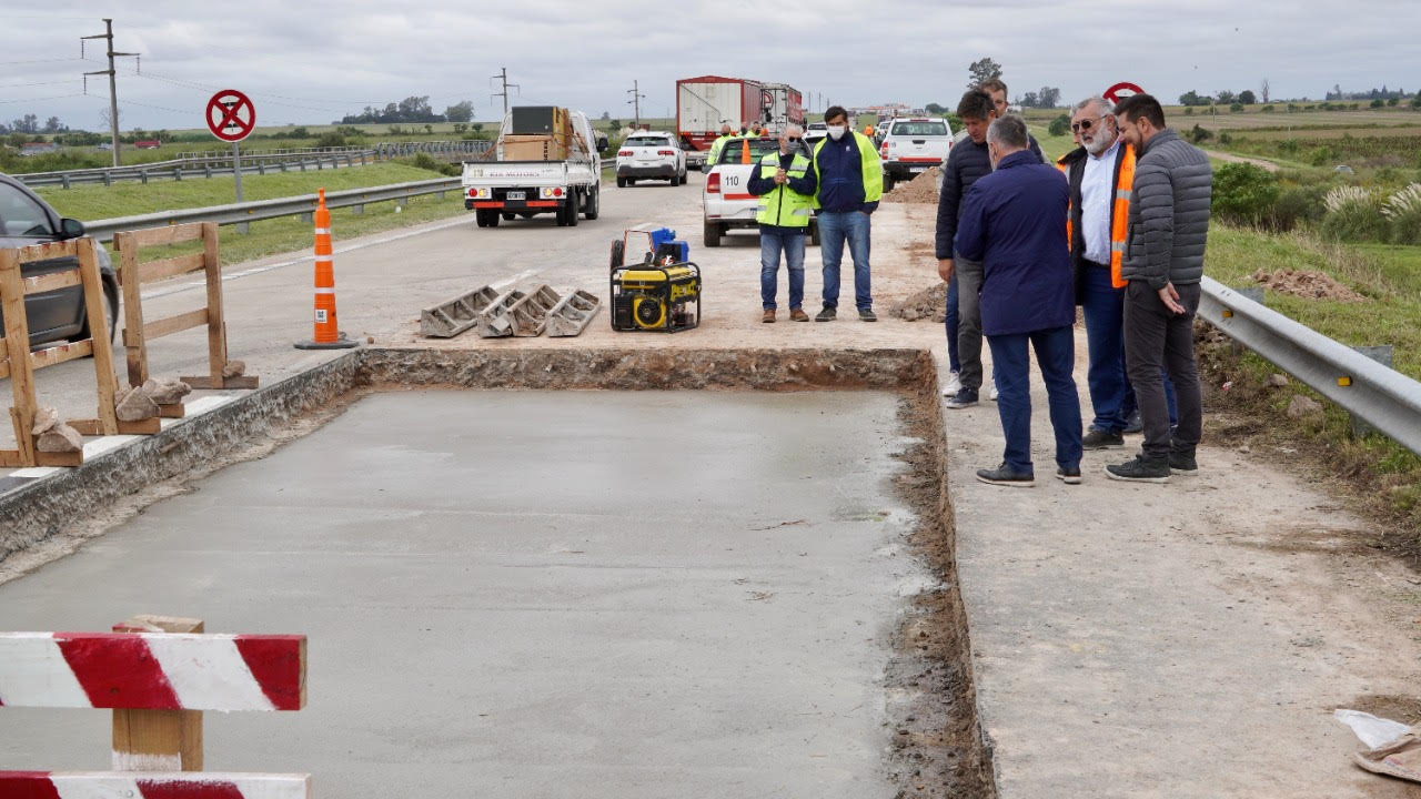 Nueva losa de hormigón sobre la autopista. 