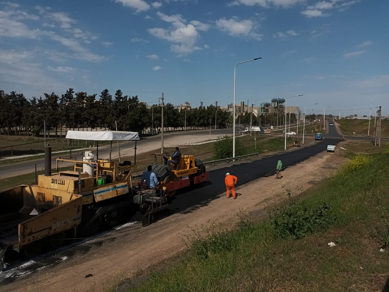 Máquinas y trabajadores de Corredores Viales.