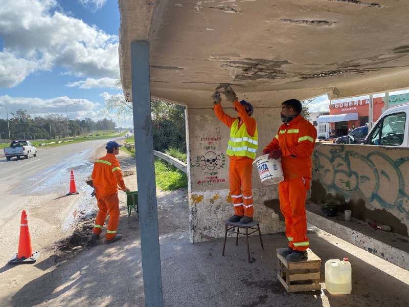 Nuestro equipo de conservación y mantenimiento reparando las garitas