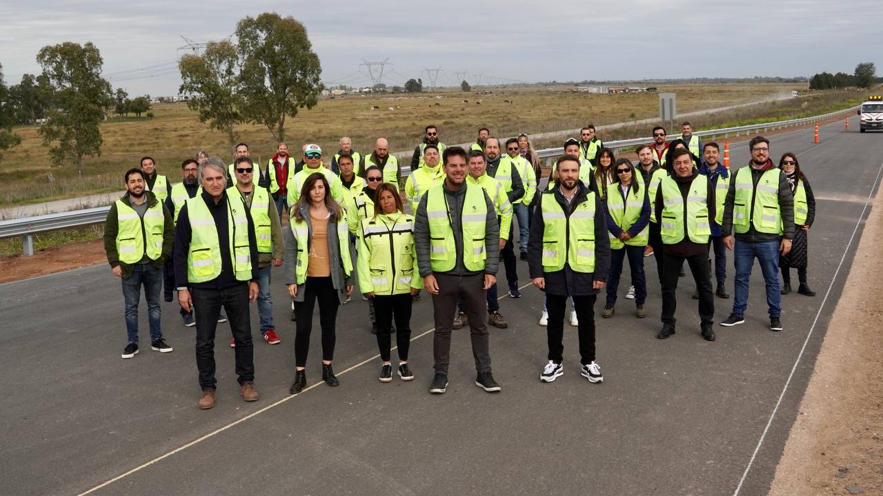 Trabajadores y trabajadoras de Corredores Viales sobre la traza de la Autopista Presidente Perón.